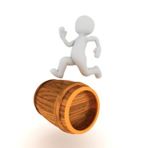 Figur auf rollendem Fass